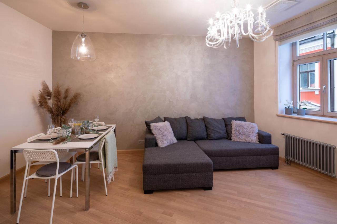 Old Two Bedroom With 2 Bathrooms Appartement Riga